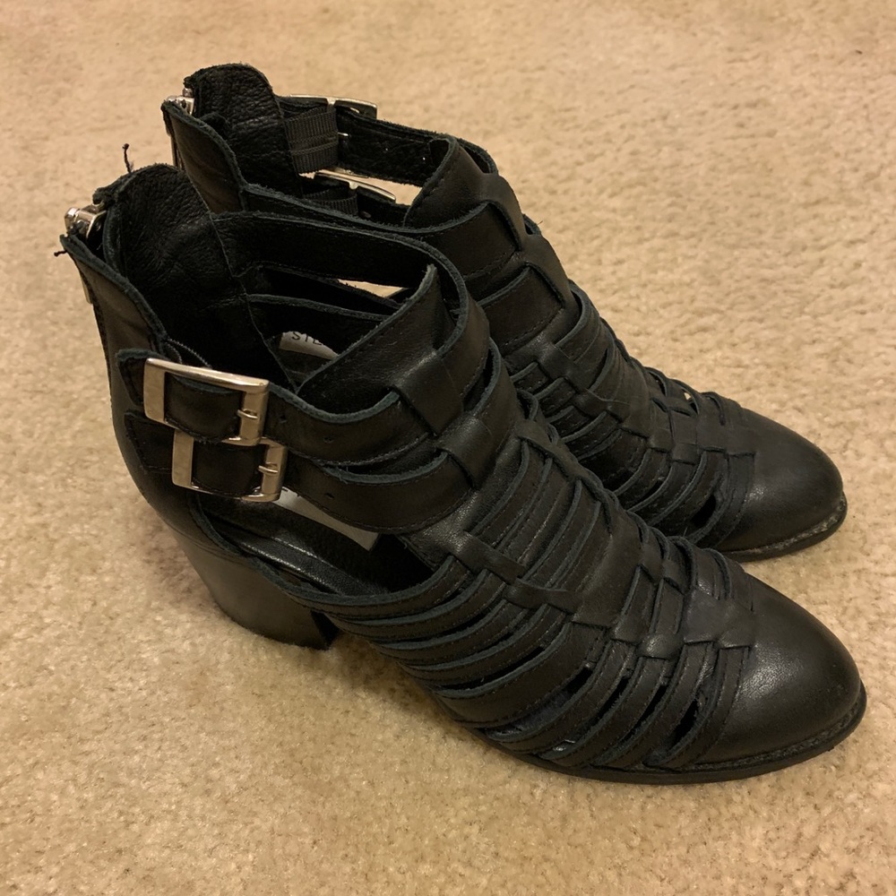 Steve Madden size 6.5 High heel buckle ankle boots